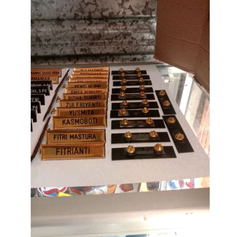 

Papan nama dada/nametag warna emas lapis fiber berkualitas