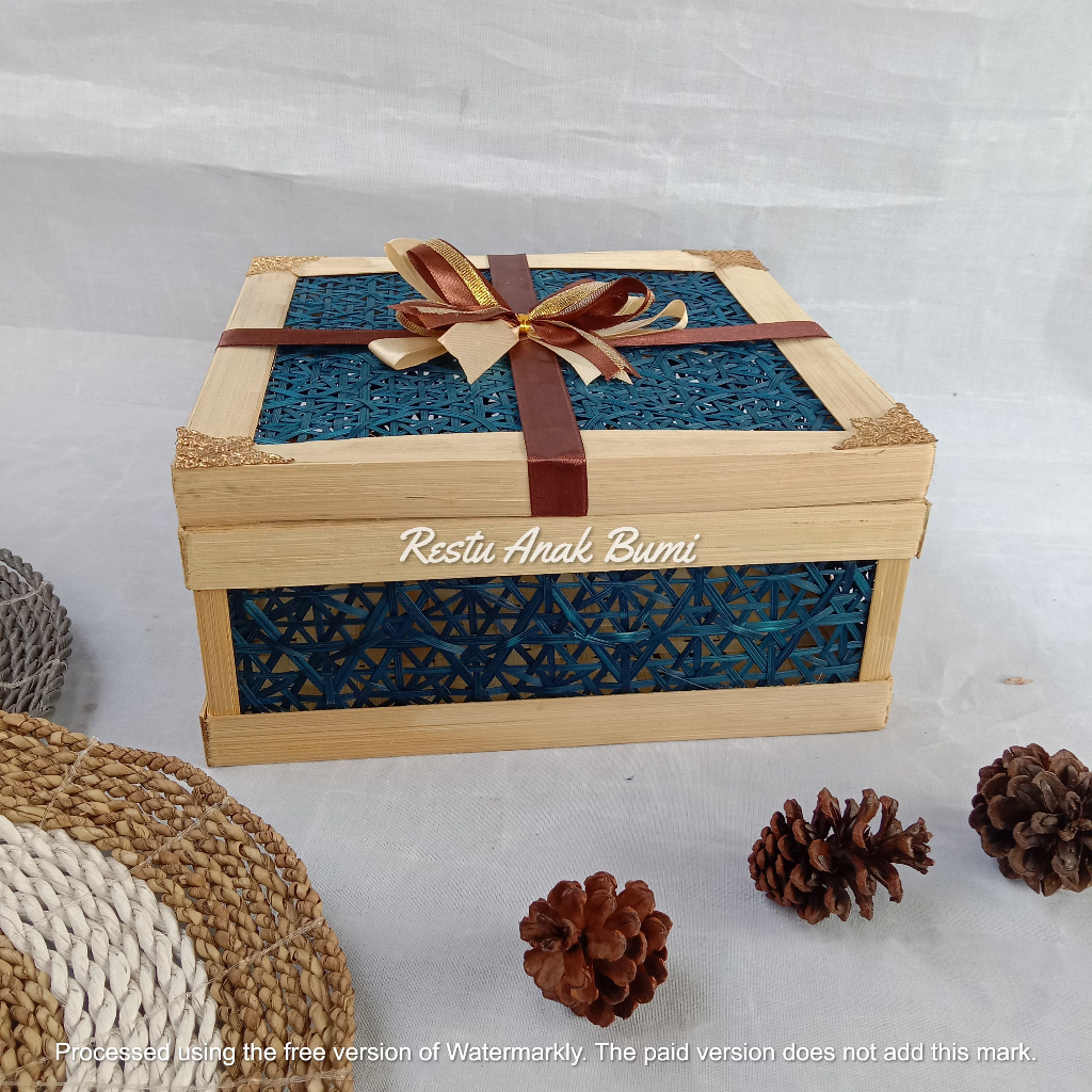 Box Motif Truntum Warna Biru 25cm Pita Ukiran Emas| rantang kotak anyaman bambu | wadah hampers kota