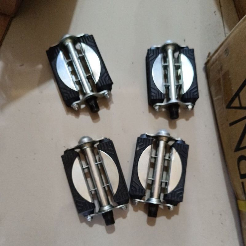 BARANG BEKAS pedal besi sepeda mini Minion ontel as besar 9/16 harga SEPASANG