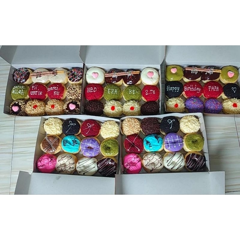 

donat isi 12pc topping mix free lilin (khusus palembang)