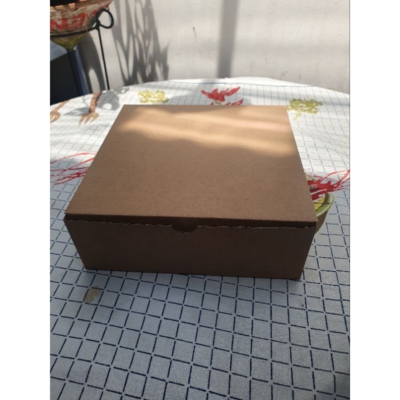 

DUS TEBAL KRAFT BOX CARTON 25X25X9CM DIJUAL PERĞ