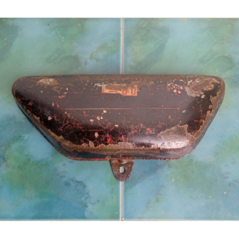 Tempong tutup accu kanan yamaha ls 3 cover body tutup accu kempolan tutup aki kanan yamaha Rs 100 or