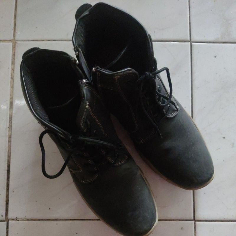 Sepatu second ori Rock Valley