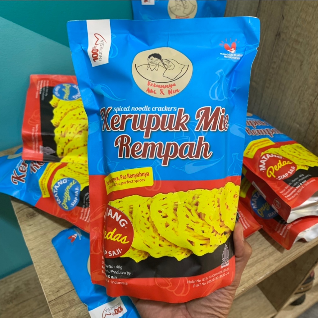 

Kerupuk Mi Rempah Kebunnya Aki dan Nin cemilan kerupuk Mie Kuning