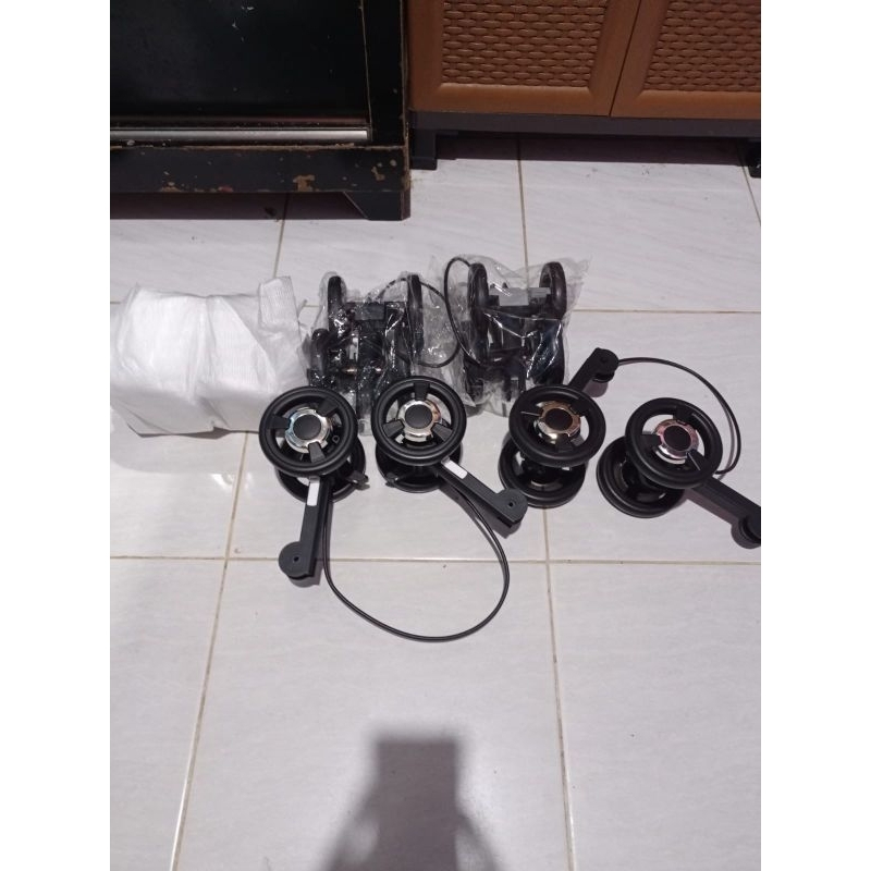 roda depan dan belakang stroller pockit gen 6 dan gen 7roda ring putih
harga untuk sepasang roda bag