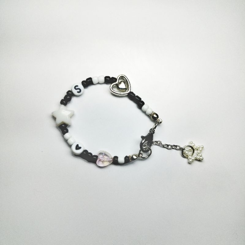 BRACELET GELANG MANIK HURUF MONOKROM
