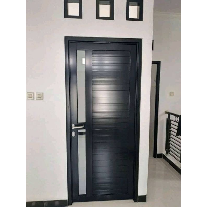 Pintu panel aluminium hitam