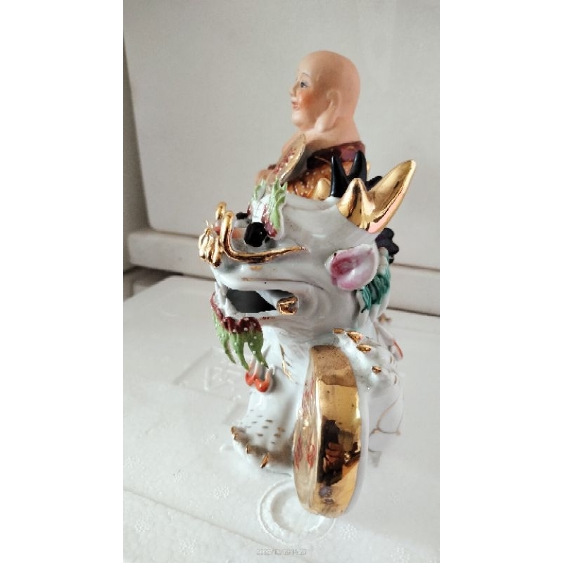 patung porselen maitreya duduki kilin