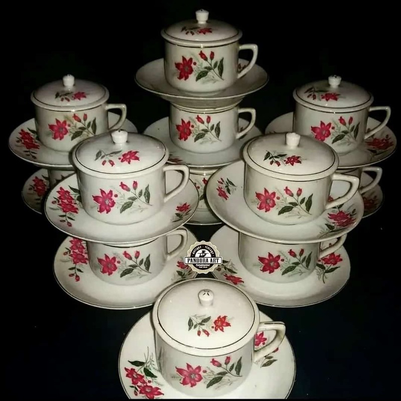 Cangkir kopi lawas motif bunga
