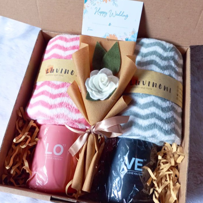 

TERBARU Hampers pernikahan handuk motif dan cangkir couplekado weddinganniversary dll