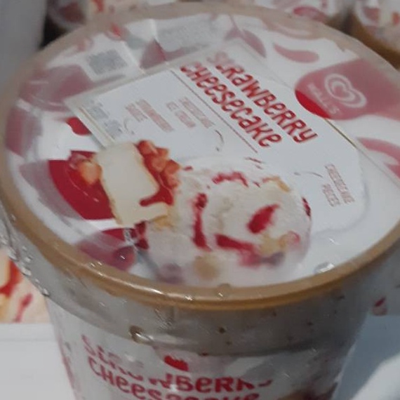 

READY STOK Ice Cream Walls Rasa Strawberry Cheese cake 41ml