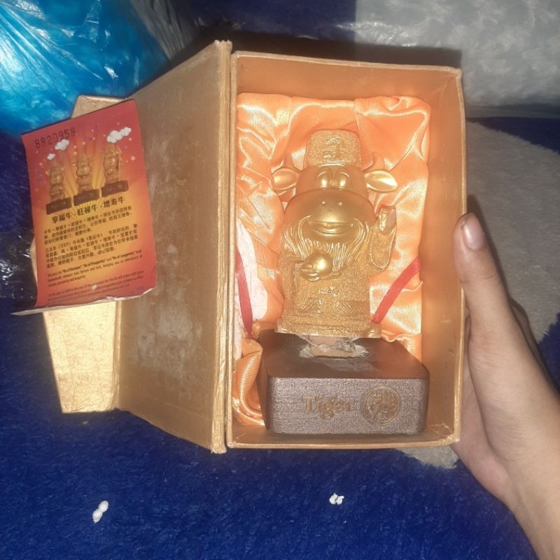 figure pajangan china shio sapi gold