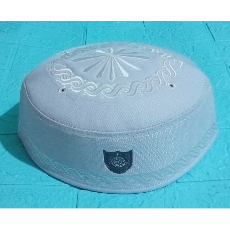 peci kopiah Malaysia putih motif batik logo abu