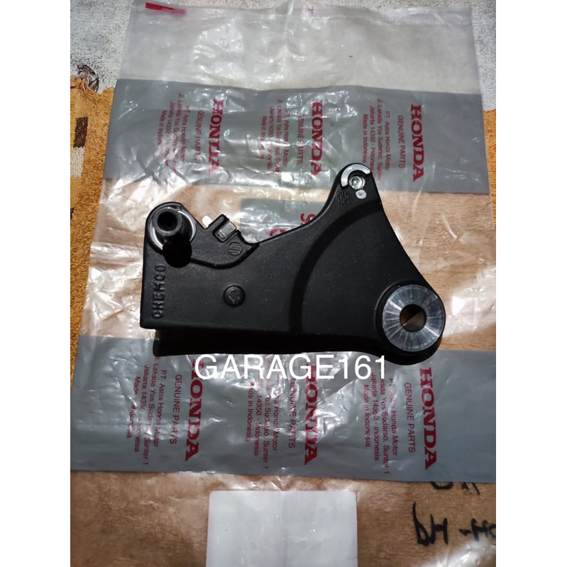 Breket dudukan kaliper belakang sonic 150 new original breket dudukan kaliper rem cakram belakang so