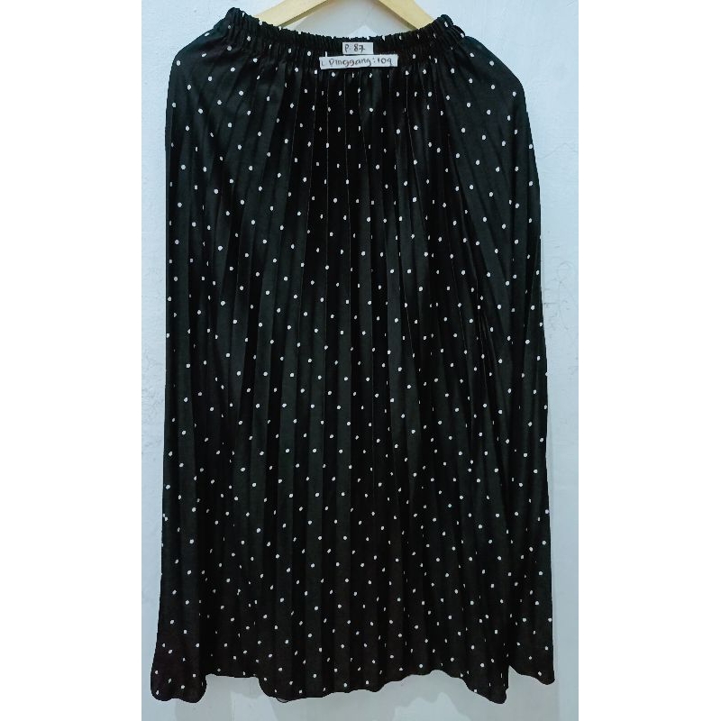 Rok Hitam Polkadot Wanita