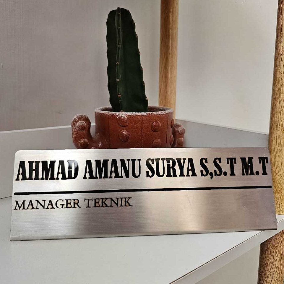 

Papan Nama Meja Kerja Kantor | Name Desk | Holder Name Desk | Bahan Stainlees Lapis Akrilik | Ukuran 8cmX25cm