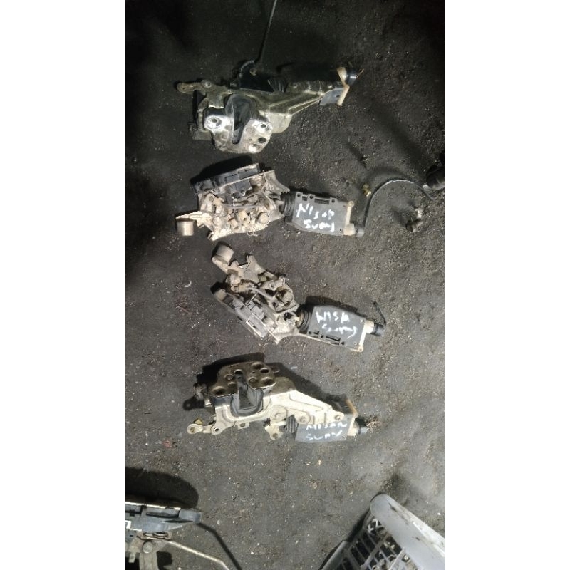 door lock pintu Nissan sunny B13