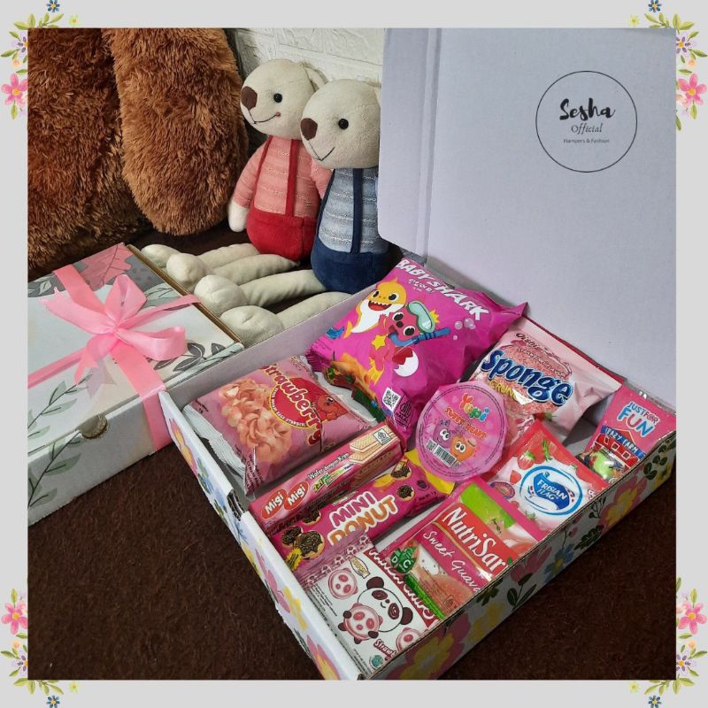 

HAMPERS SNACK / KADO SNACK / HAMPERS ULTAH / KADO ULTAH / HAMPERS NATAL / HAMPERS TAHUN BARU / KADO GRADUATION / HADIAH ANNIVERSARY / HADIAH ULTAH / SNACK BOX / KADO VALENTINE / KADO SNACK WARNA PINK