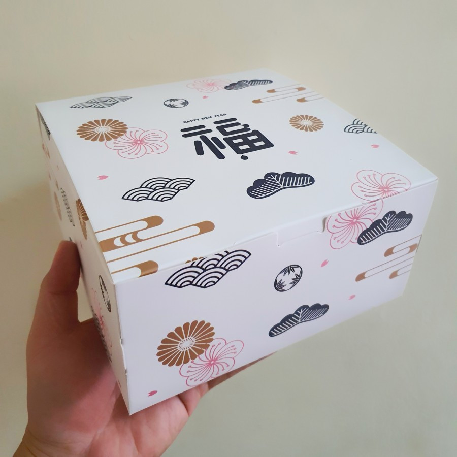 

( 5 Pcs ) Dus Imlek Putih Kemasan Bolu Kukus Kue Lapis Legit Brownies Box Parcel Tema Imlek Sincia Ukuran 20x20x10 cm