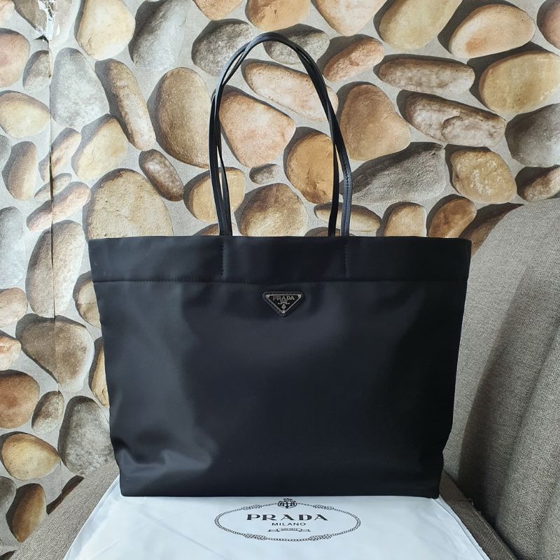 Tas Prada Tote Re-Nylon Logo Plaque HITAM AP67826 Q061Q