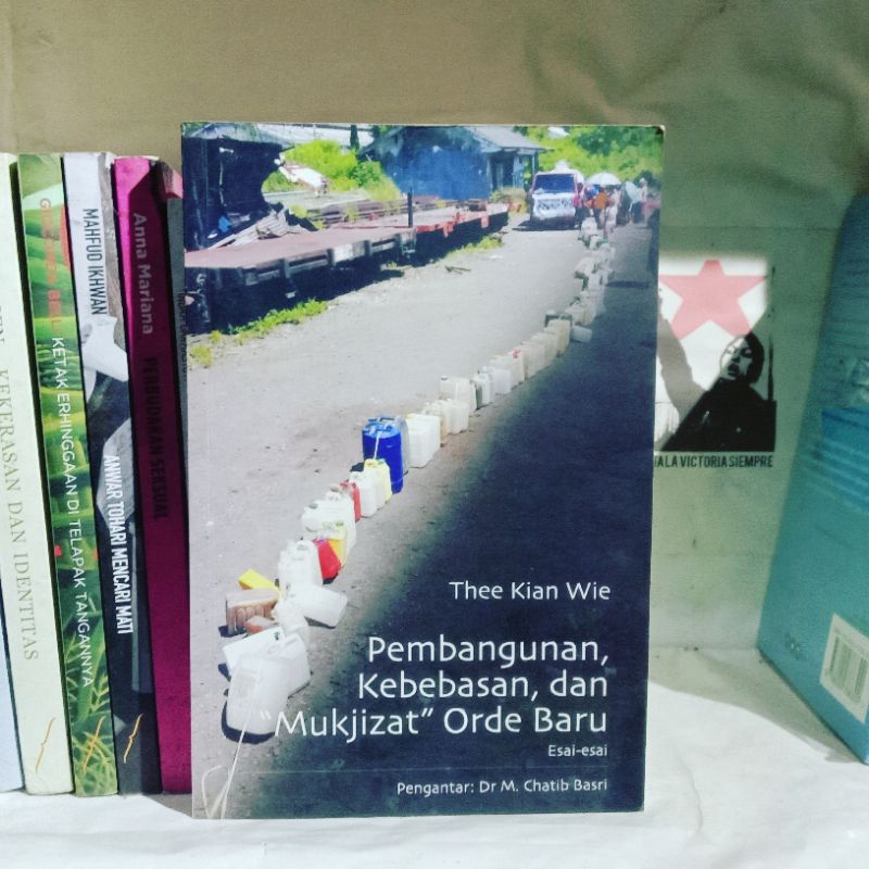 Thee Kian Wie Pemerataan, Kemiskinan dan Ketimpangan | Industrialisasi Indonesia: Analisis dan Catat