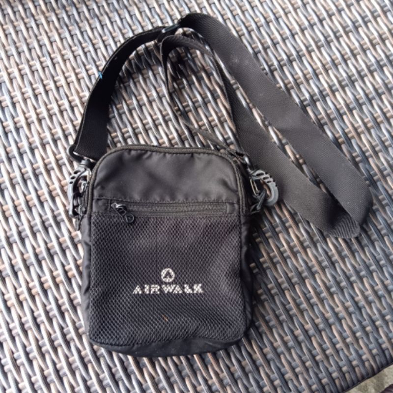 TAS SELEMPANG PRIA AIRWALK ORI BLACK