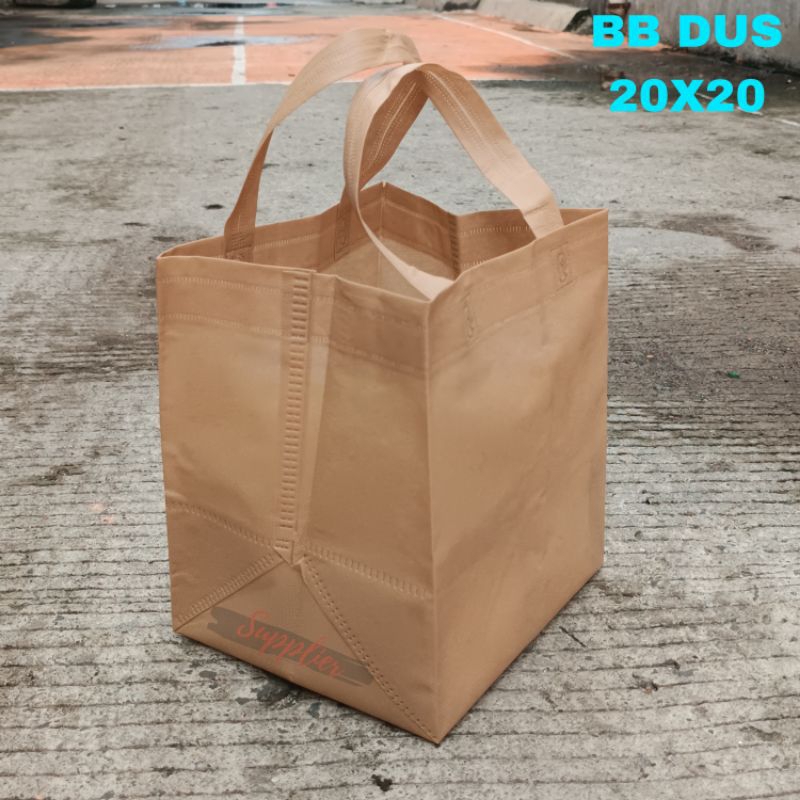 

Goodiebag kotak 20x20 spunbond tinggi 26cm HBPA (12pcs)