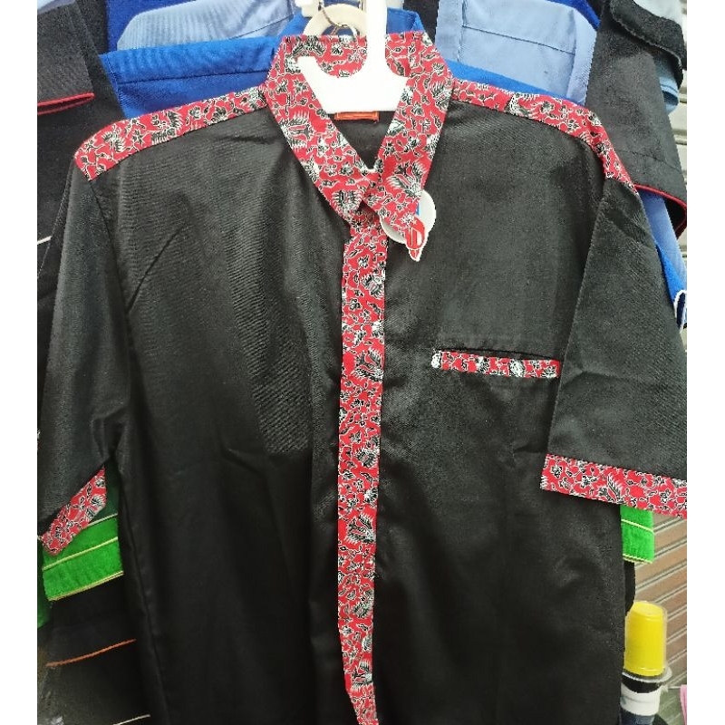 KEMEJA SERAGAM HITAM KOMBINASI BATIK MERAH BAHAN AMERICAN DRILL