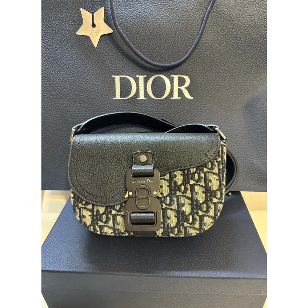 Dior Essentials Saddle carrying bag (with shoulder strap)