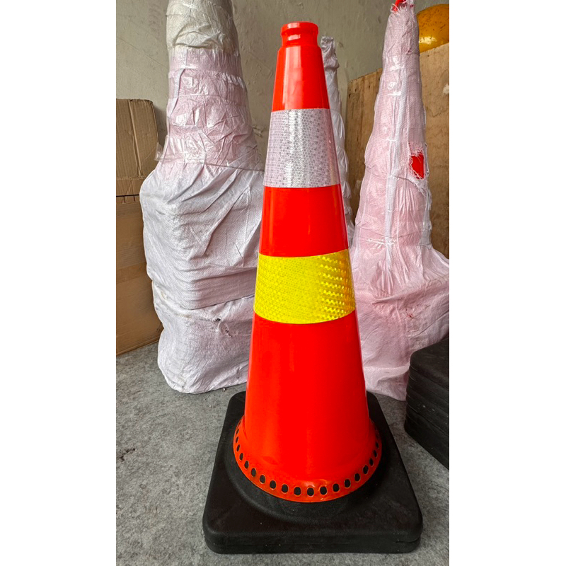 Traffic Cone 75 Cm Base Hitam / Kerucut Lalu Lintas Karet