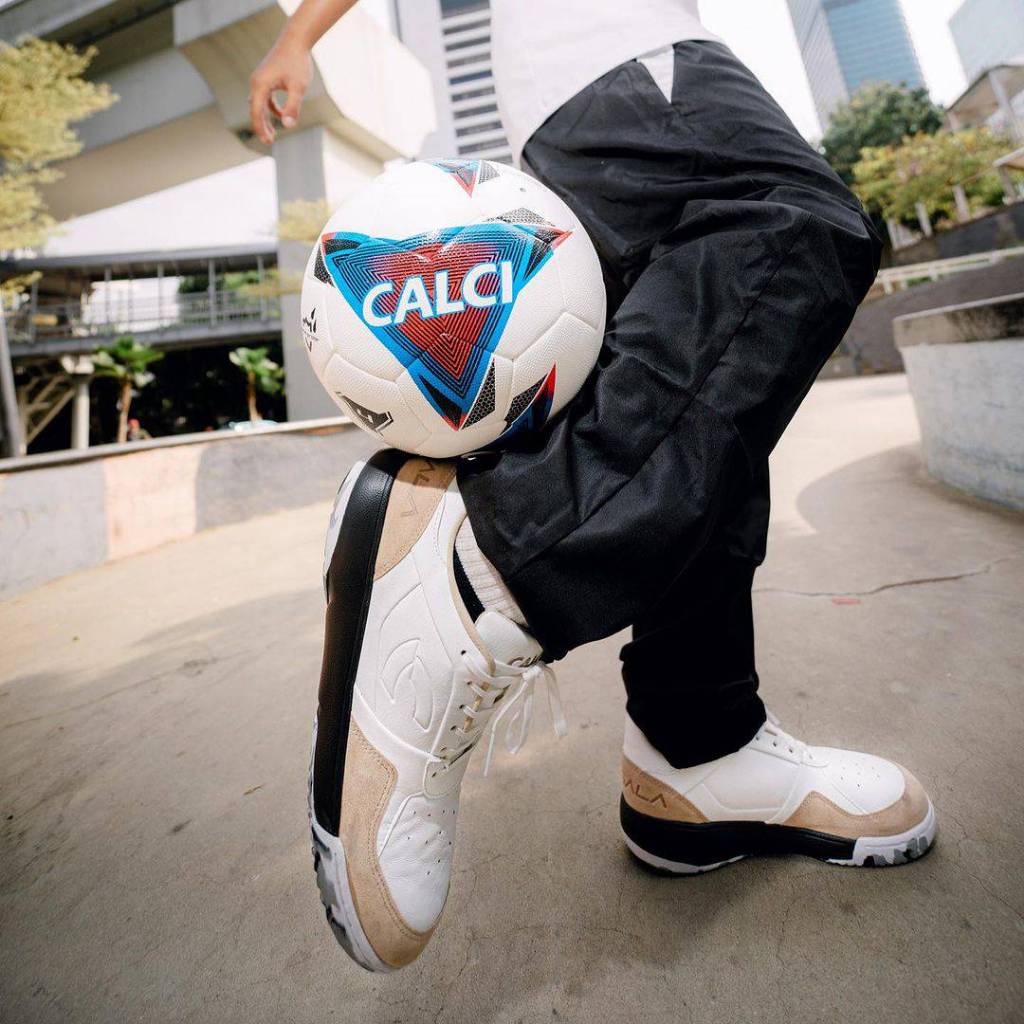 Calci bomsala x dazzler white cream sepatu futsal calci original
