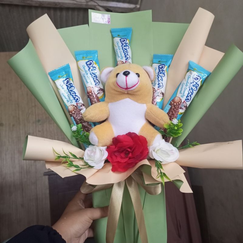 BUKET BONEKA DAN SNACK WISUDA