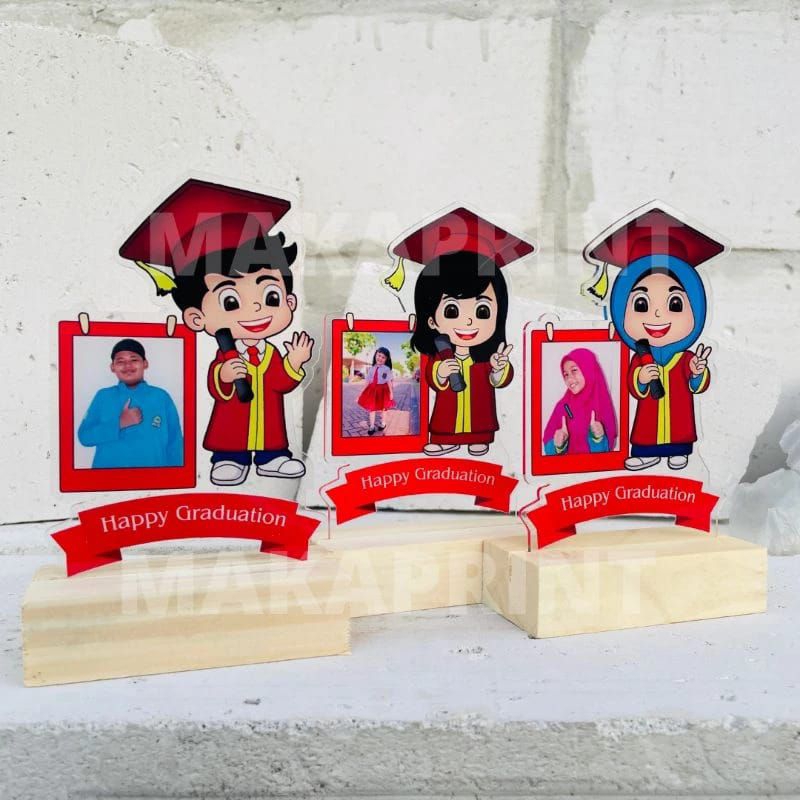 Plakat Wisuda Custom Foto (Merah) Tatakan Kayu - Plakat Wisuda Akrilik - Plakat Akrilik Custom - Kad
