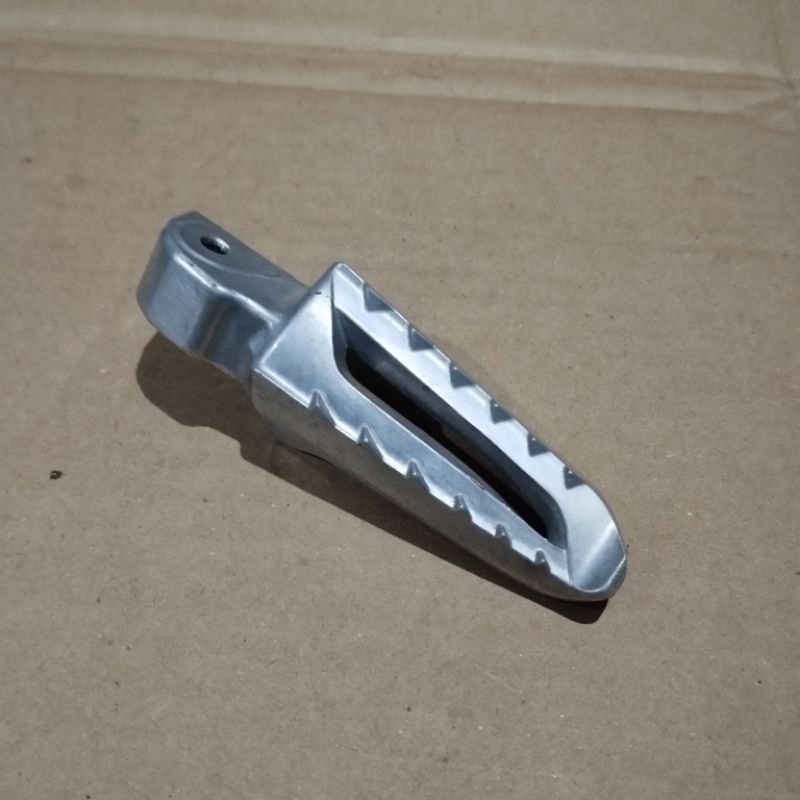 arm r pillion step pijakan kaki kanan new vario 150 K59J original