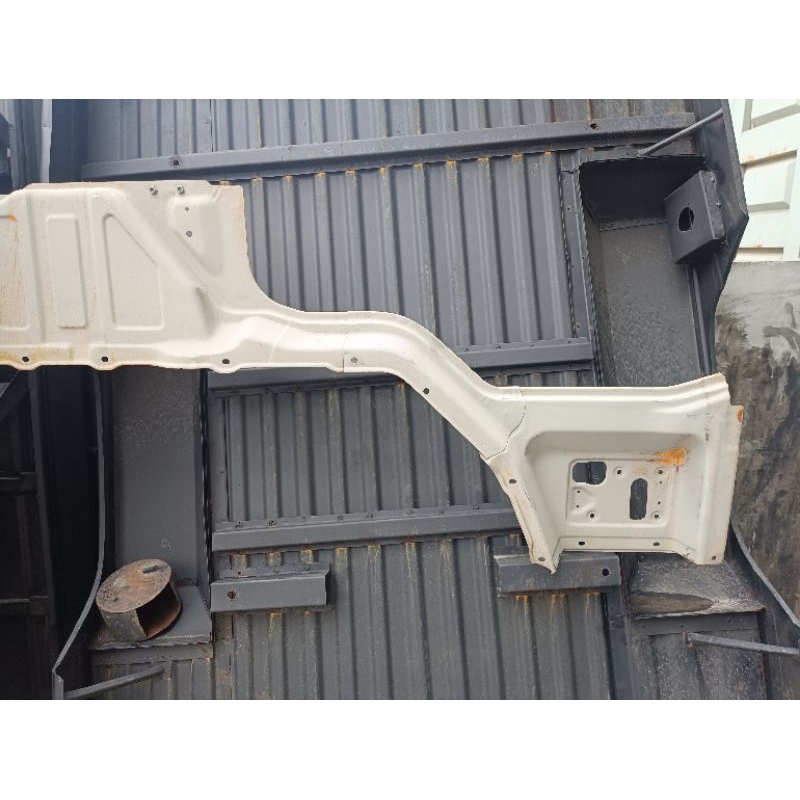 Kuda kepang ORI Mitsubishi Fuso, spakbor plat pijakan