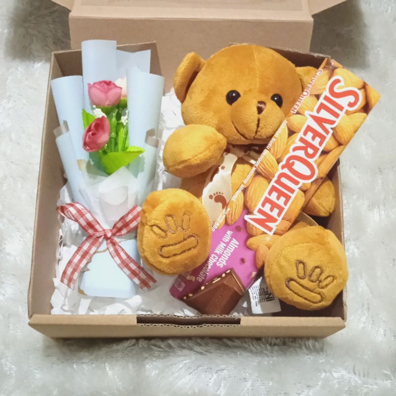 

KADO ULANG TAHUN BONEKA PREMIUM COKLAT SILVERQUEEN GIFT BOX VALENTINE ANIVERSARY