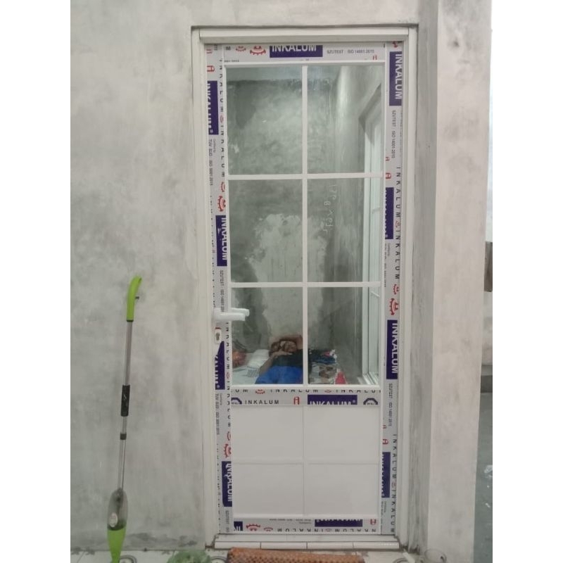 kusen pintu kaca kamar mandi ornamen aluminium