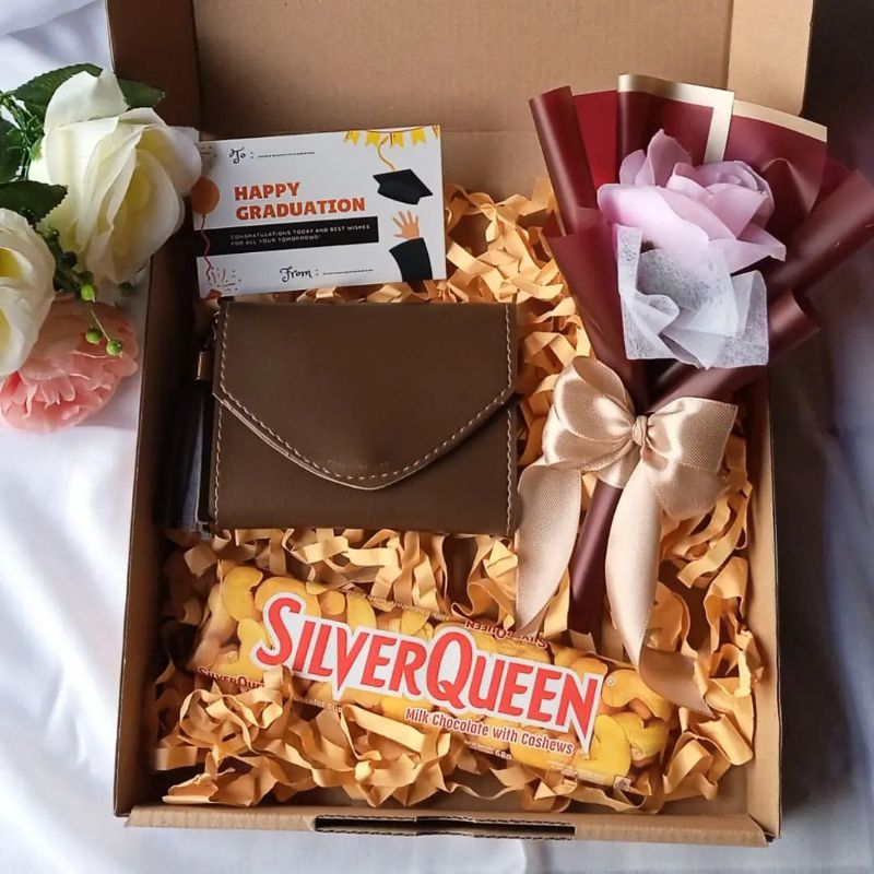 

Kado Hampers giftbox buket bunga + coklat Silverqueen + dompet lipat hadiah valentine cewek cowok wisuda ulangtahun