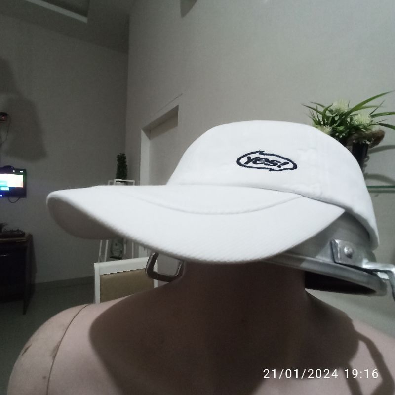 Topi putih REIGN second brand original free size stelan besi embos