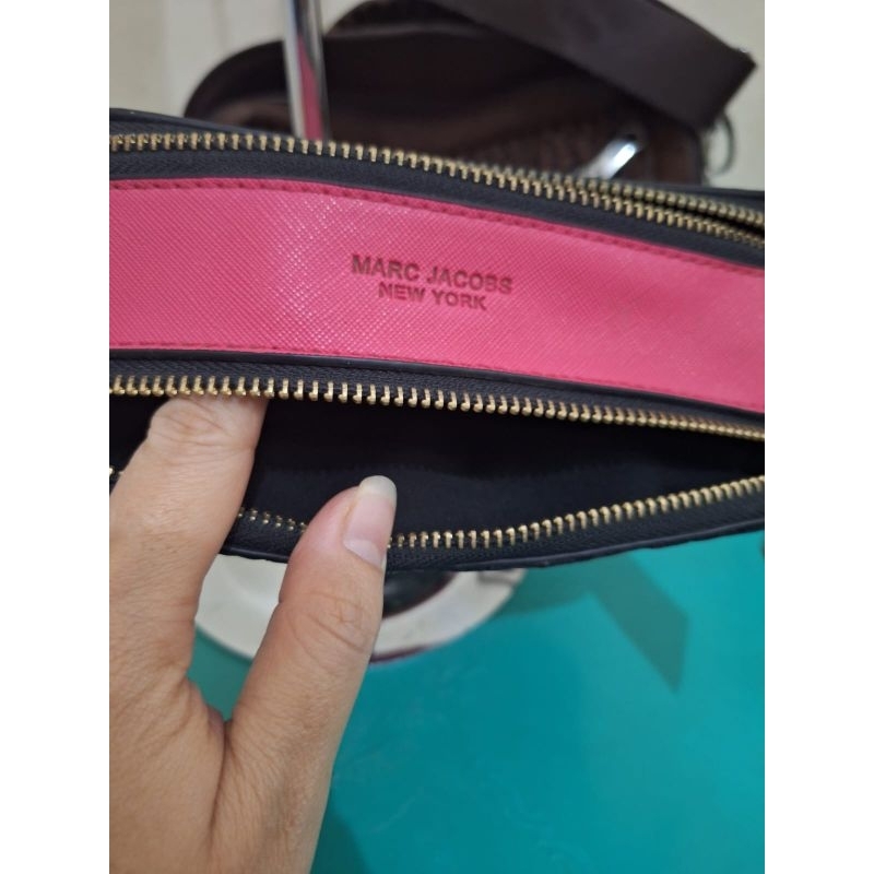 Tas branded selempang Mar jacobs New York
Uk 19 x 8 x 12
Limited edition
Bonus tas fendi
Roma beludr