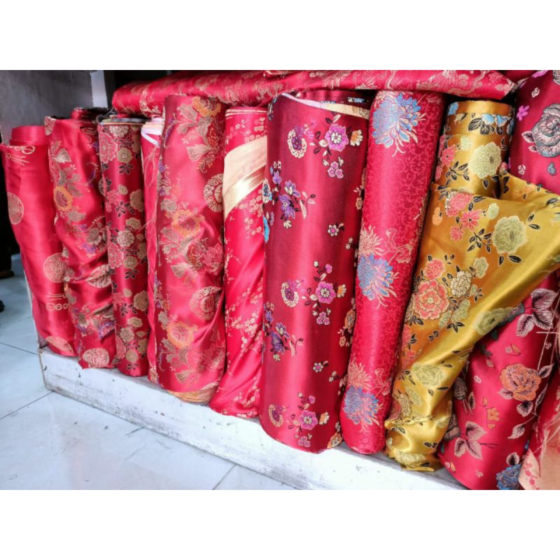 Kain cheongsam merah banyak motif