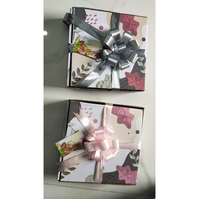 

kotak hampers free pita dan kartu ucapan