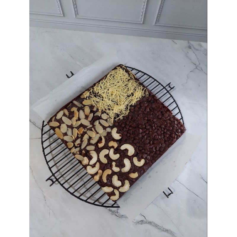 

Fudge brownies 20x20cm Mixed Topping Tanpa Potong