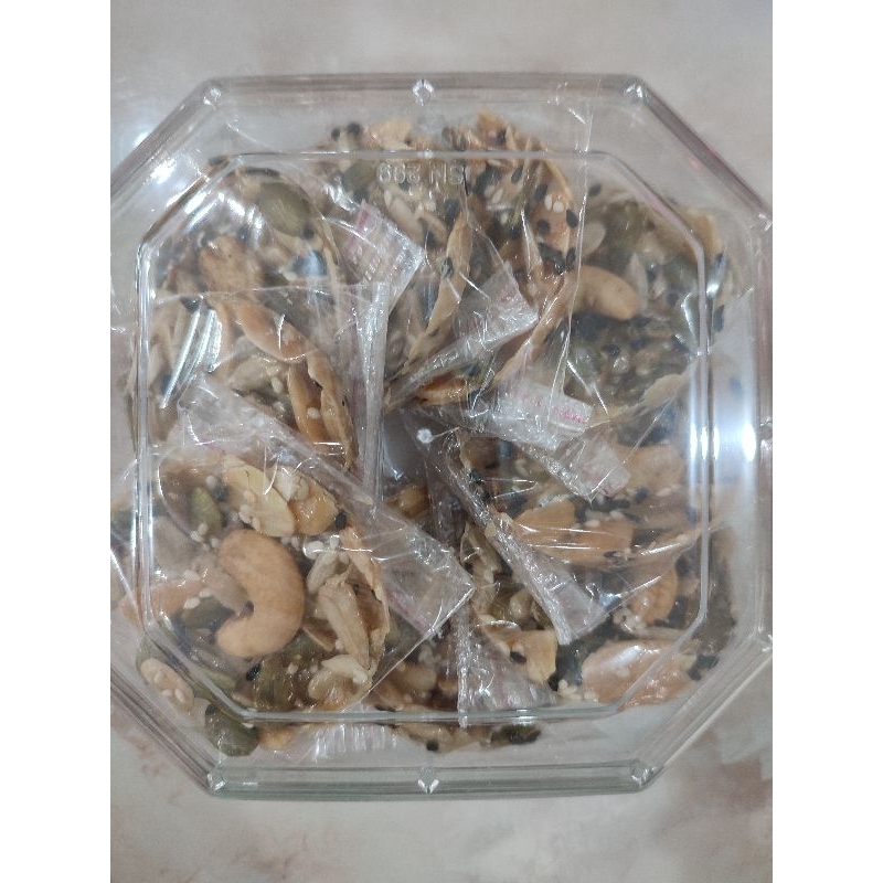 

Florentine Cookies (topping kacang mente)