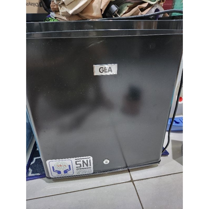 Produk GEA Mini Bar RS-06DR Kulkas Portable - Black (SECOND)