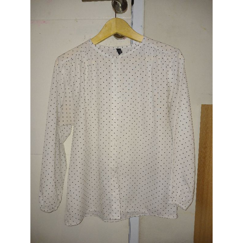 blouse polkadot putih