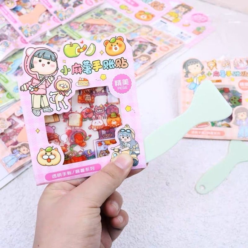 

Stiker Momo (4pcs) Transparan FREE Spatula Scrap / Stiker Karakter Motif Kartun Anak Lucu Anime 2D Deco Diary Jurnal Sticker Bahan Pet Lucu Tahan Air