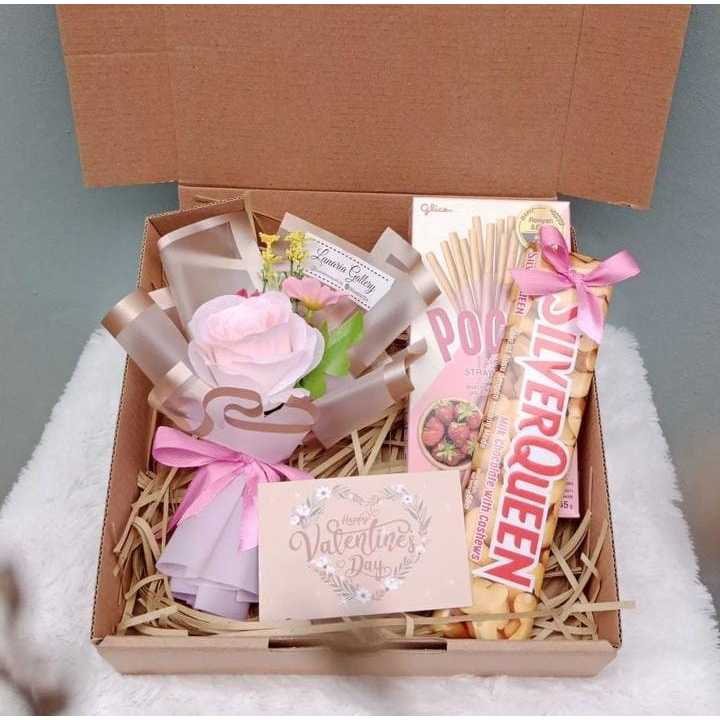 

NEW Hampers Snack Box Cokelat Kado Ulang Tahun Valentine Hadiah Pacar Gift Box Buket Murah Hadiah Wisuda Sempro Anniversary Sahabat Hadiah Unik Cewek Cowok Terlaris.