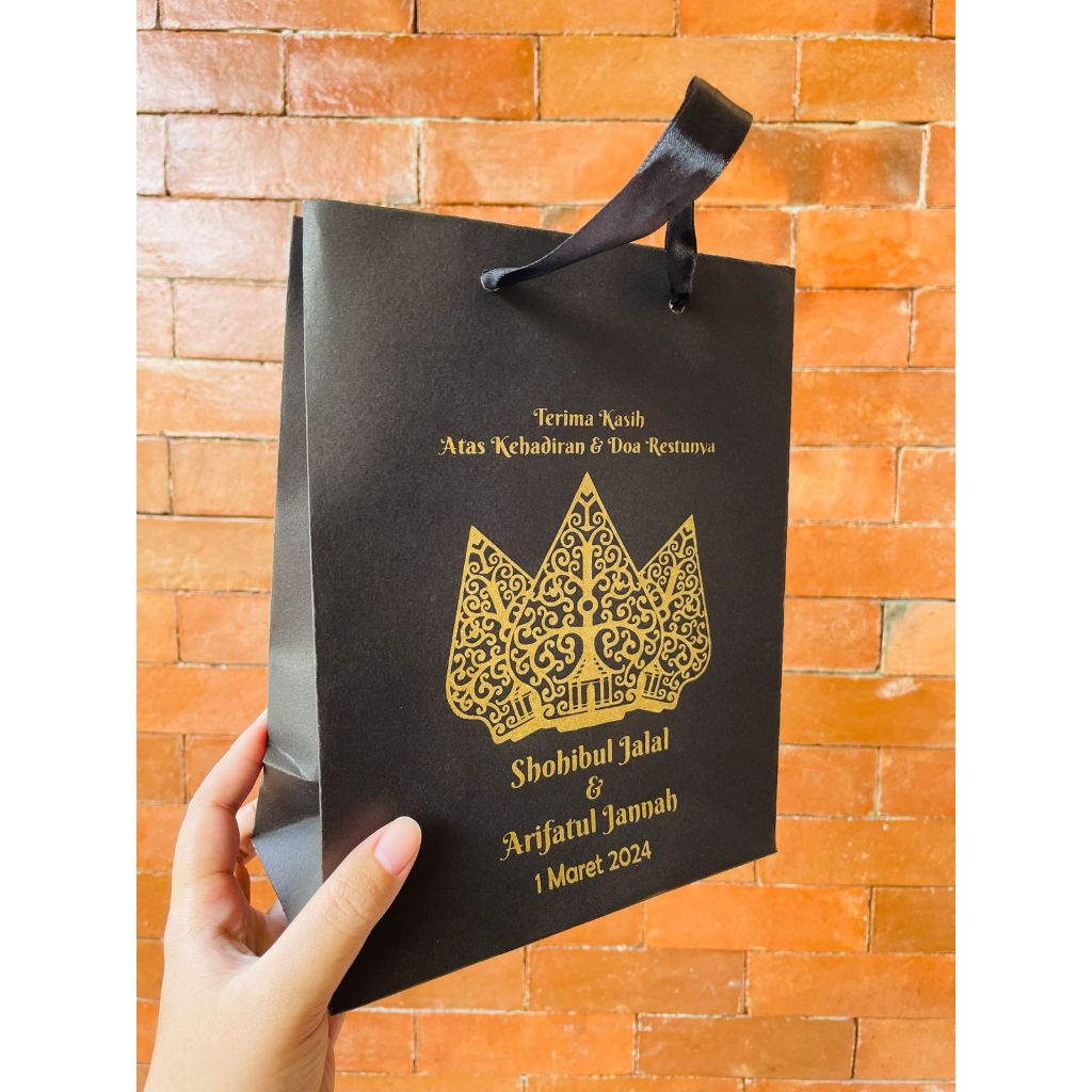 

Paper bag hitam free sablon 2 sisi ukuran 20x10x25