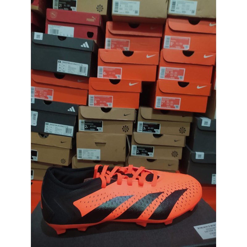 Sepatu bola adidas predator